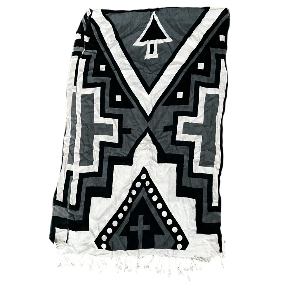 Scarf with geometric gray, black and white pattern - Picture 5 of 6